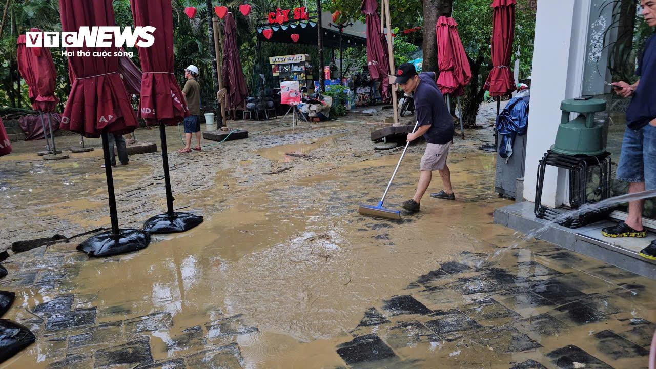 TP Huế hoang tàn, bị rác và bùn bủa vây sau trận 'đại hồng thuỷ' - Ảnh 9. TP Huế hoang tàn, bị rác và bùn bủa vây sau trận 'đại hồng thuỷ' - Ảnh 9.