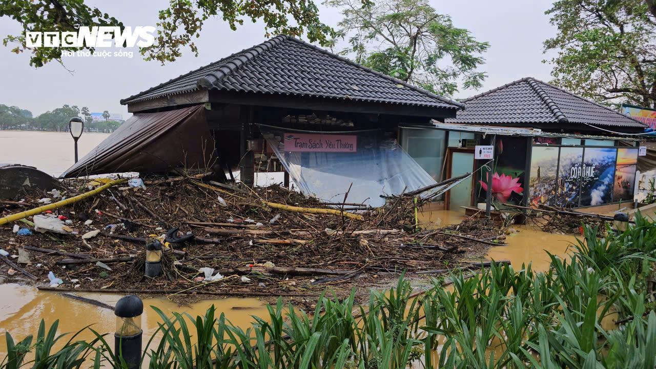 TP Huế hoang tàn, bị rác và bùn bủa vây sau trận 'đại hồng thuỷ' - Ảnh 7. TP Huế hoang tàn, bị rác và bùn bủa vây sau trận 'đại hồng thuỷ' - Ảnh 7.