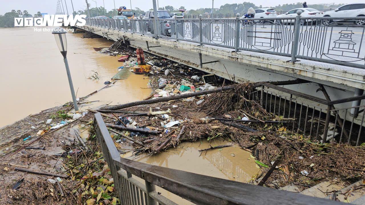 TP Huế hoang tàn, bị rác và bùn bủa vây sau trận 'đại hồng thuỷ' - Ảnh 8. TP Huế hoang tàn, bị rác và bùn bủa vây sau trận 'đại hồng thuỷ' - Ảnh 8.