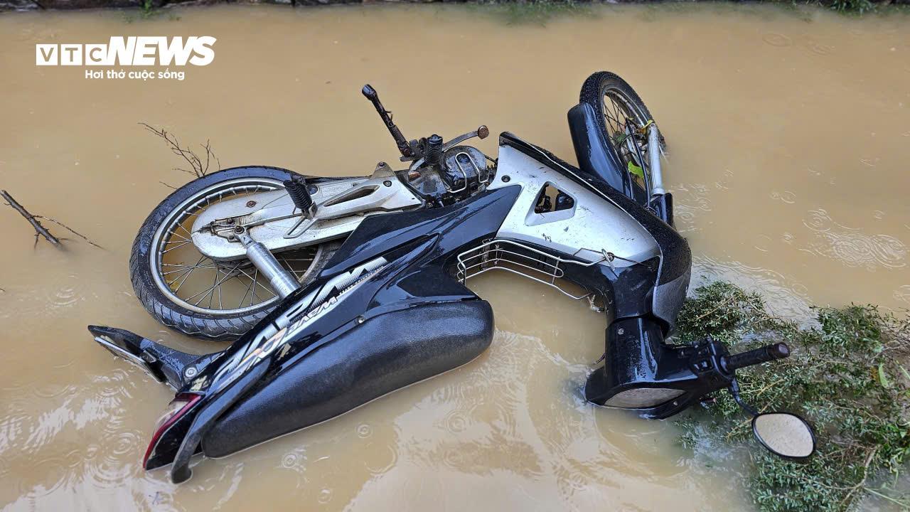 TP Huế hoang tàn, bị rác và bùn bủa vây sau trận 'đại hồng thuỷ' - Ảnh 5. TP Huế hoang tàn, bị rác và bùn bủa vây sau trận 'đại hồng thuỷ' - Ảnh 5.