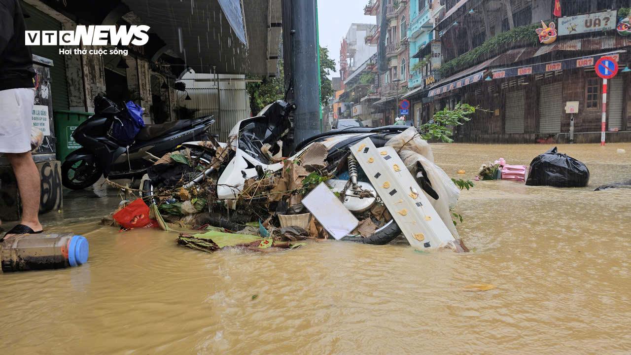 TP Huế hoang tàn, bị rác và bùn bủa vây sau trận 'đại hồng thuỷ' - Ảnh 4. TP Huế hoang tàn, bị rác và bùn bủa vây sau trận 'đại hồng thuỷ' - Ảnh 4.