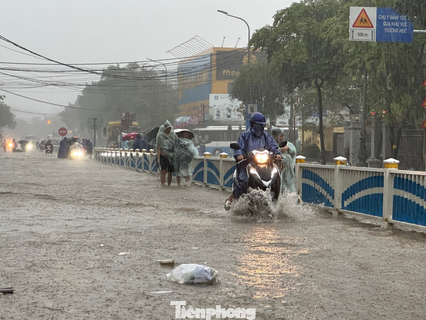 Huế - Đà Nẵng mưa lớn trở lại - Ảnh 1. Huế - Đà Nẵng mưa lớn trở lại - Ảnh 1.