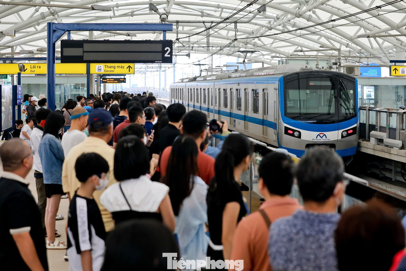Metro số 1 dừng bán vé giấy, cho mang xe đạp gấp lên tàu - Ảnh 1. Metro số 1 dừng bán vé giấy, cho mang xe đạp gấp lên tàu - Ảnh 1.
