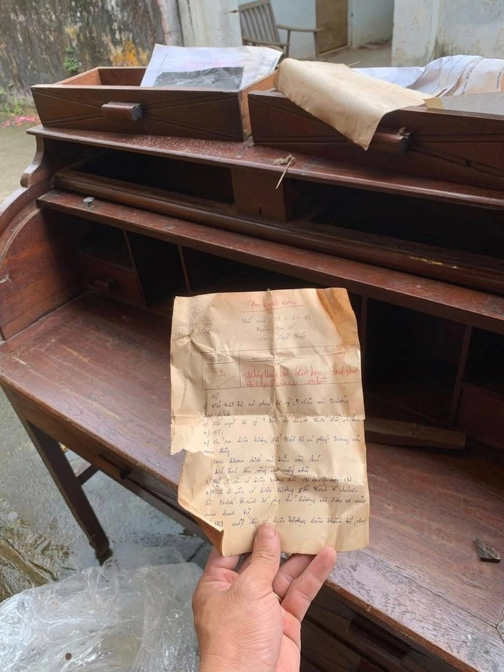 Bài kiểm tra 2 điểm giấu 28 năm, dân mạng gọi là 'báu vật tuổi học trò' - Ảnh 1. Bài kiểm tra 2 điểm giấu 28 năm, dân mạng gọi là 'báu vật tuổi học trò' - Ảnh 1.