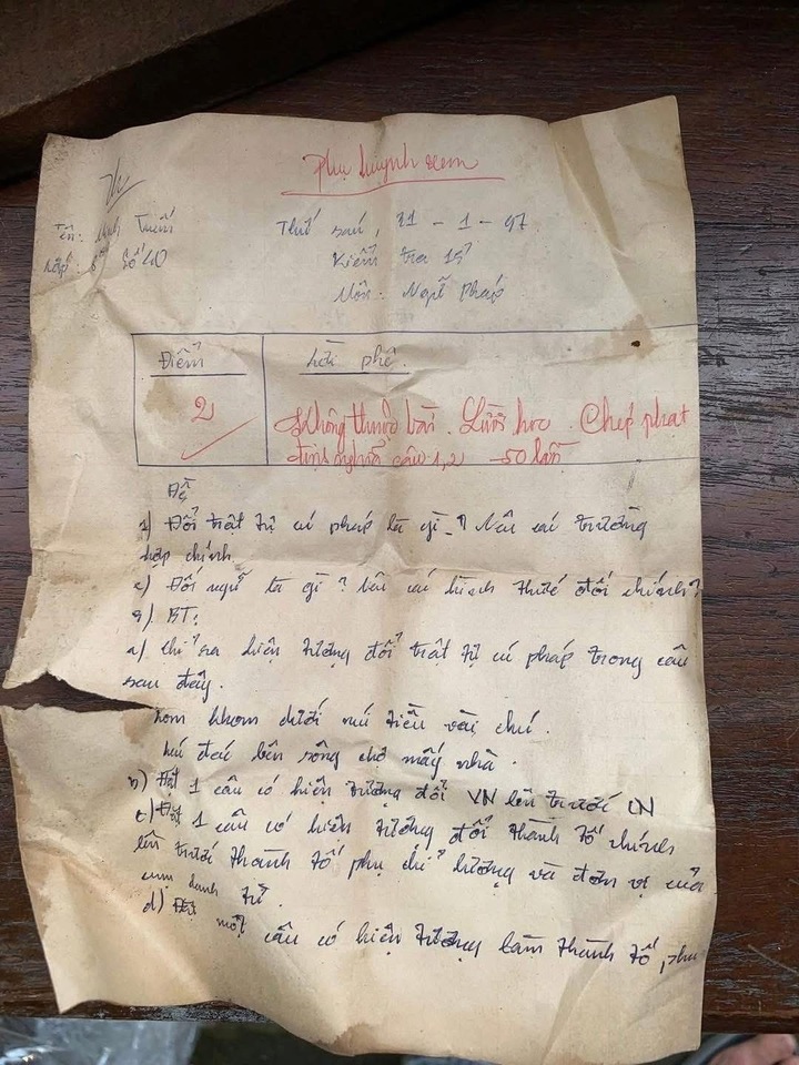 Bài kiểm tra 2 điểm giấu 28 năm, dân mạng gọi là 'báu vật tuổi học trò' - Ảnh 2. Bài kiểm tra 2 điểm giấu 28 năm, dân mạng gọi là 'báu vật tuổi học trò' - Ảnh 2.