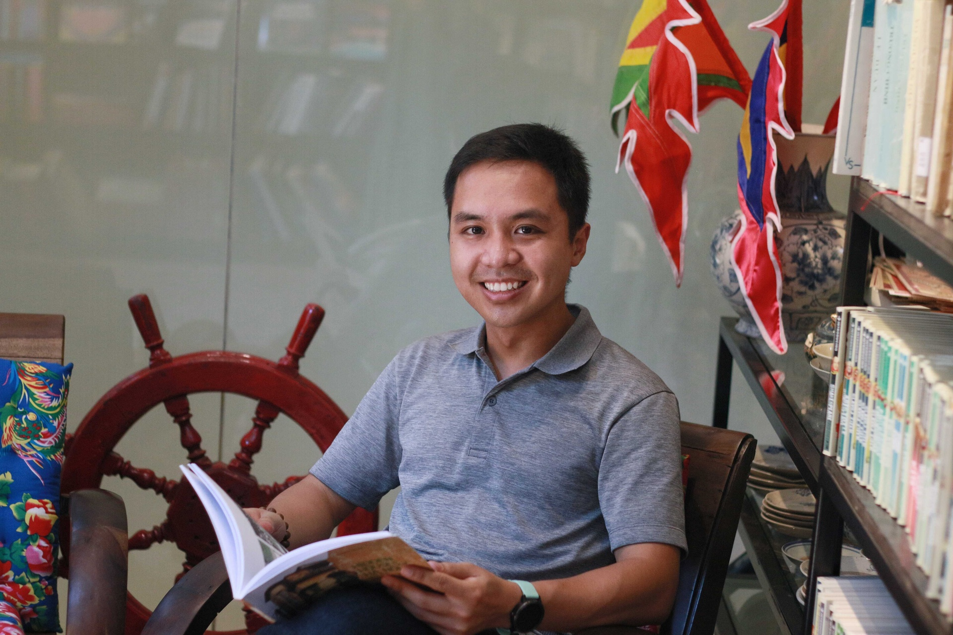 Phản ứng sốc của cô gái khi biết sếp mình chính là... Quán quân Olympia: Quả này đố dám cãi! - Ảnh 4. Phản ứng sốc của cô gái khi biết sếp mình chính là... Quán quân Olympia: Quả này đố dám cãi! - Ảnh 4.