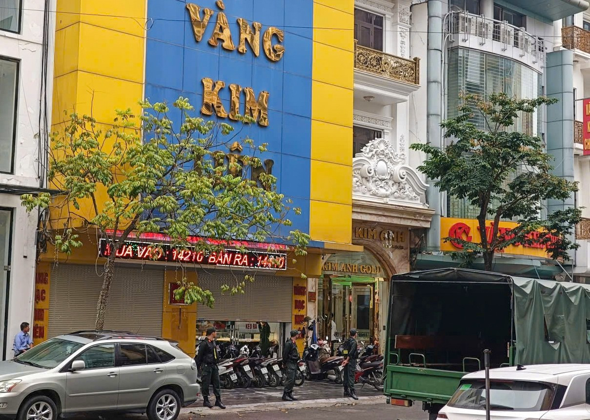 Đồng loạt khám xét một số tiệm vàng ở Thanh Hóa - Ảnh 2. Đồng loạt khám xét một số tiệm vàng ở Thanh Hóa - Ảnh 2.