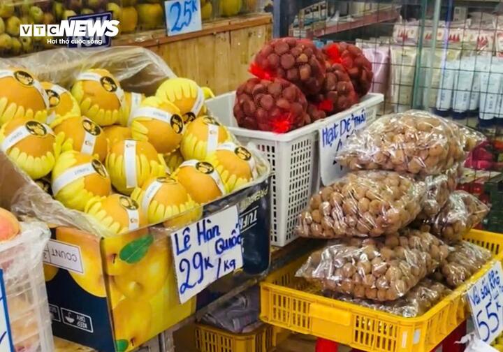 Trái cây nhập ngoại giá rẻ bày bán tràn lan - Ảnh 2. Trái cây nhập ngoại giá rẻ bày bán tràn lan - Ảnh 2.