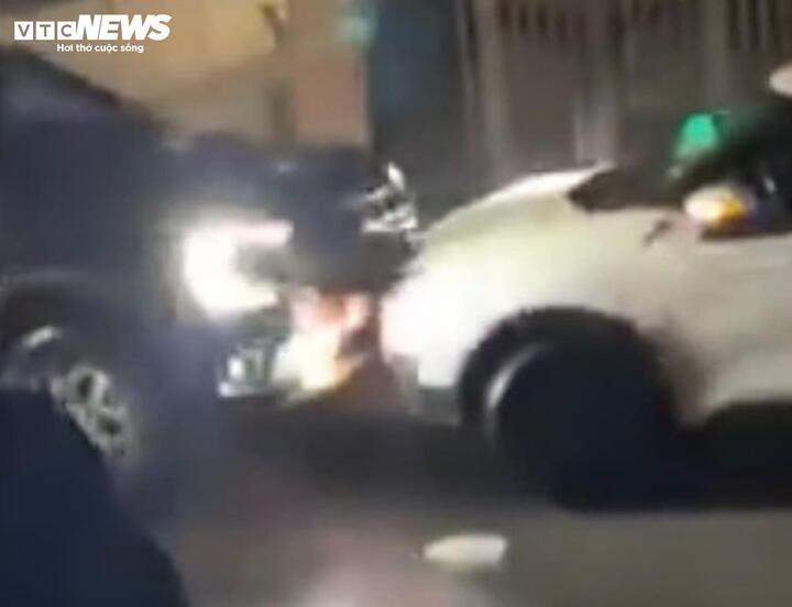 ‘Ma men’ lái ô tô tông xe, tát tài xế taxi, bóp cổ hành khách rồi bỏ chạy - Ảnh 2. ‘Ma men’ lái ô tô tông xe, tát tài xế taxi, bóp cổ hành khách rồi bỏ chạy - Ảnh 2.