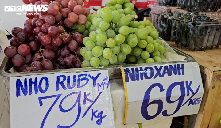 Trái cây nhập ngoại giá rẻ bày bán tràn lan - Ảnh 1. Trái cây nhập ngoại giá rẻ bày bán tràn lan - Ảnh 1.