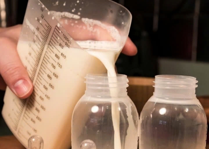 'Chấm đen' trong sữa bột khiến người dùng lo mốc, chuyên gia nói gì? - Ảnh 2. 'Chấm đen' trong sữa bột khiến người dùng lo mốc, chuyên gia nói gì? - Ảnh 2.