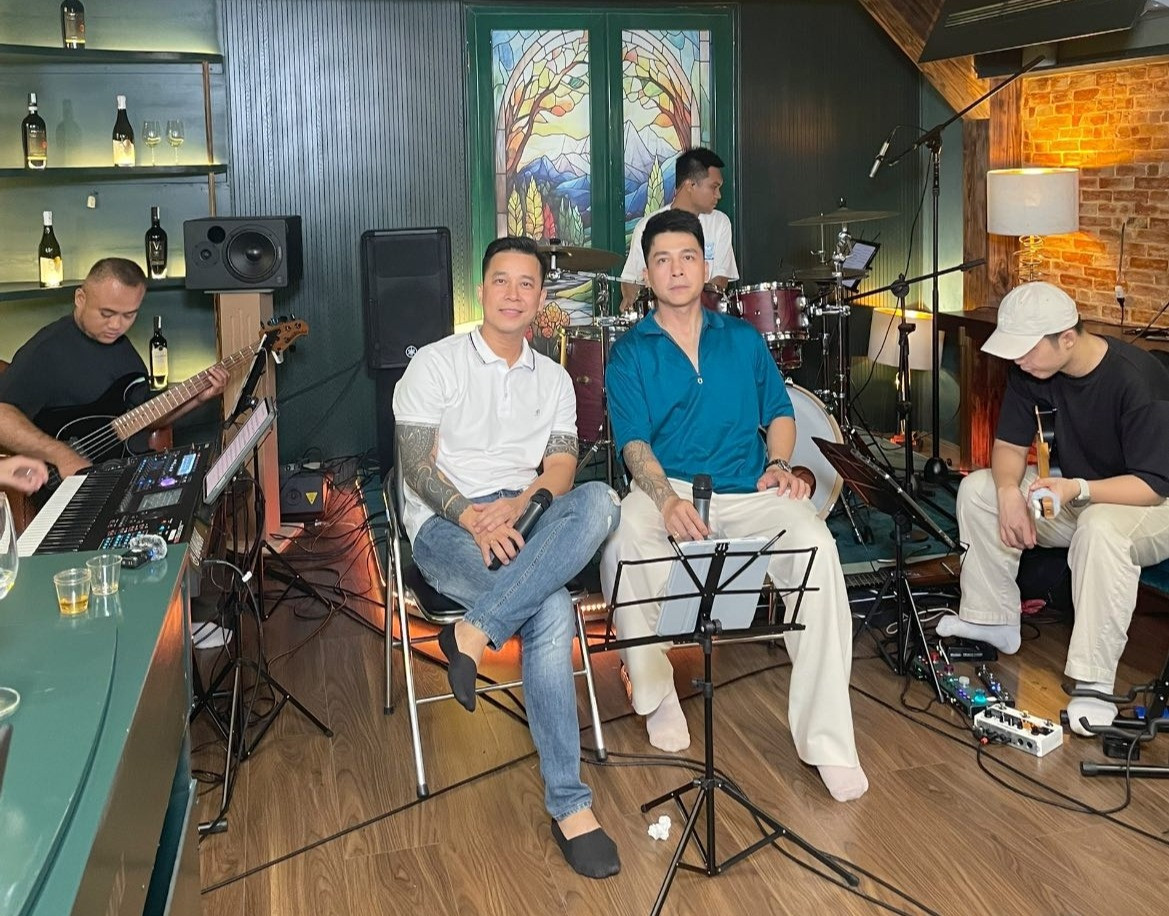 Nam ca sĩ ngồi không cũng có nửa tỷ mỗi tháng: Có 3 nhà ở Mỹ, 1 nhà ở Việt Nam, vợ 9x cực nóng bỏng - Ảnh 1. Nam ca sĩ ngồi không cũng có nửa tỷ mỗi tháng: Có 3 nhà ở Mỹ, 1 nhà ở Việt Nam, vợ 9x cực nóng bỏng - Ảnh 1.