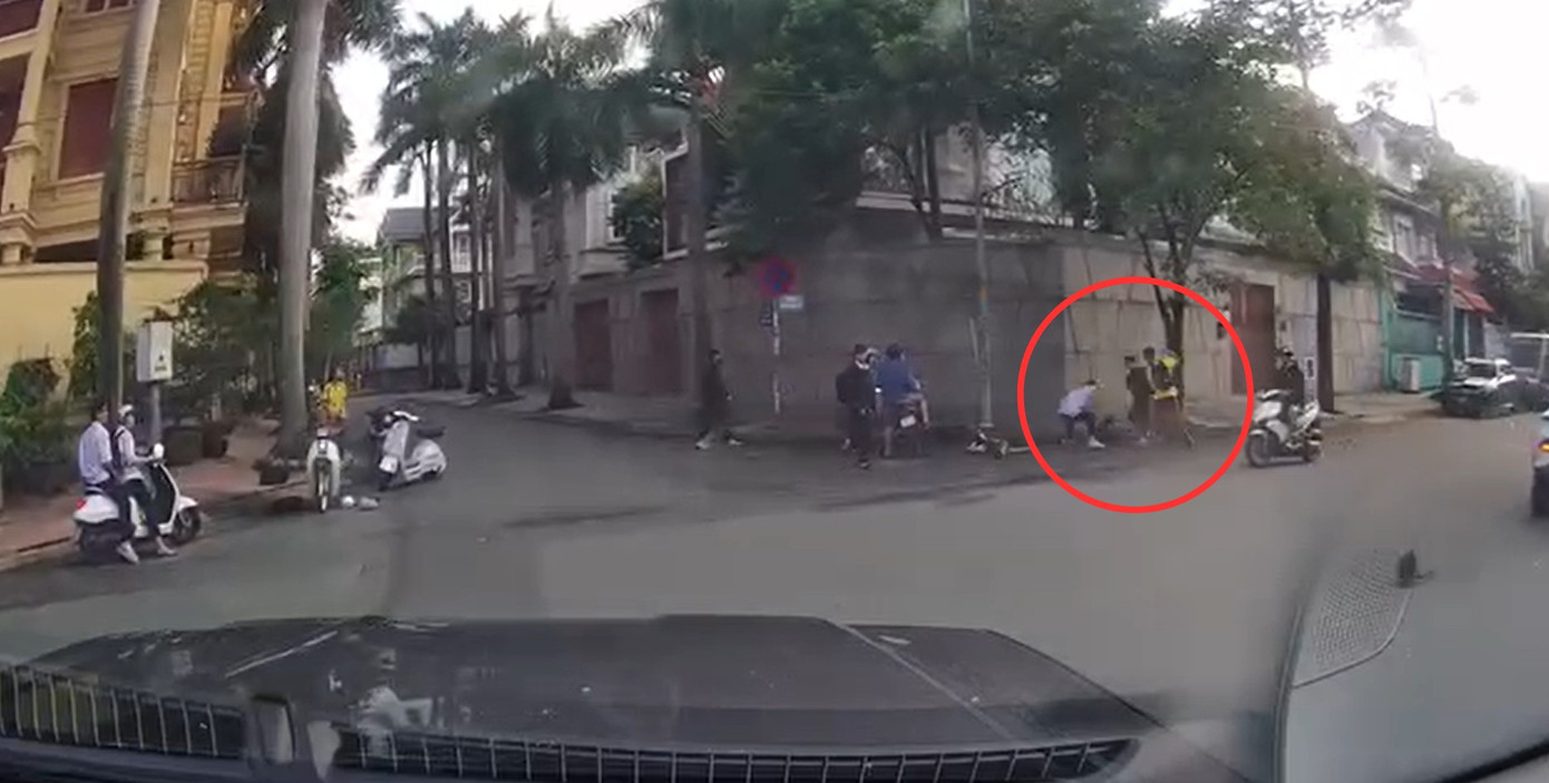 Nam sinh co giật sau trận ẩu đả giữa giao lộ ở TPHCM - Ảnh 1. Nam sinh co giật sau trận ẩu đả giữa giao lộ ở TPHCM - Ảnh 1.