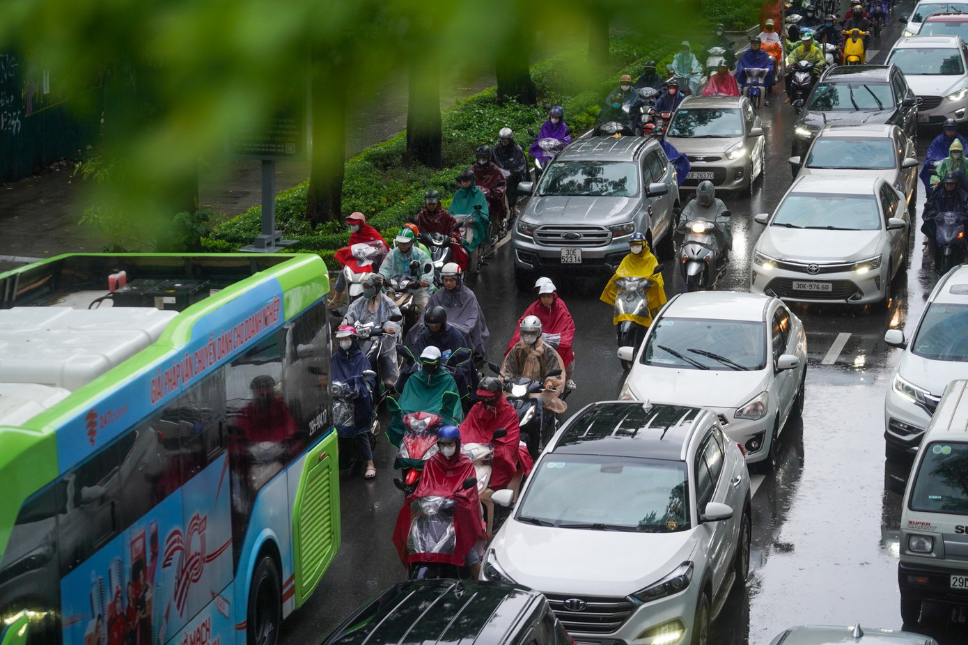 Mưa phùn và sương mù bao phủ, nhiều tuyến phố Hà Nội ùn tắc từ sáng đến trưa - Ảnh 6. Mưa phùn và sương mù bao phủ, nhiều tuyến phố Hà Nội ùn tắc từ sáng đến trưa - Ảnh 6.