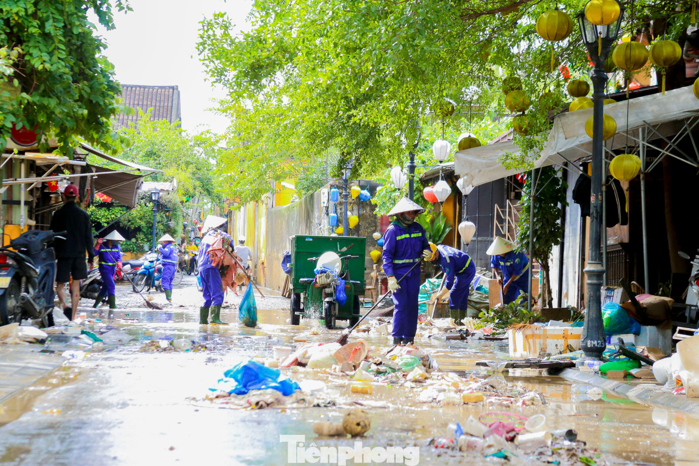 Không thể nhận ra Hội An sau trận lũ dữ - Ảnh 21. Không thể nhận ra Hội An sau trận lũ dữ - Ảnh 21.