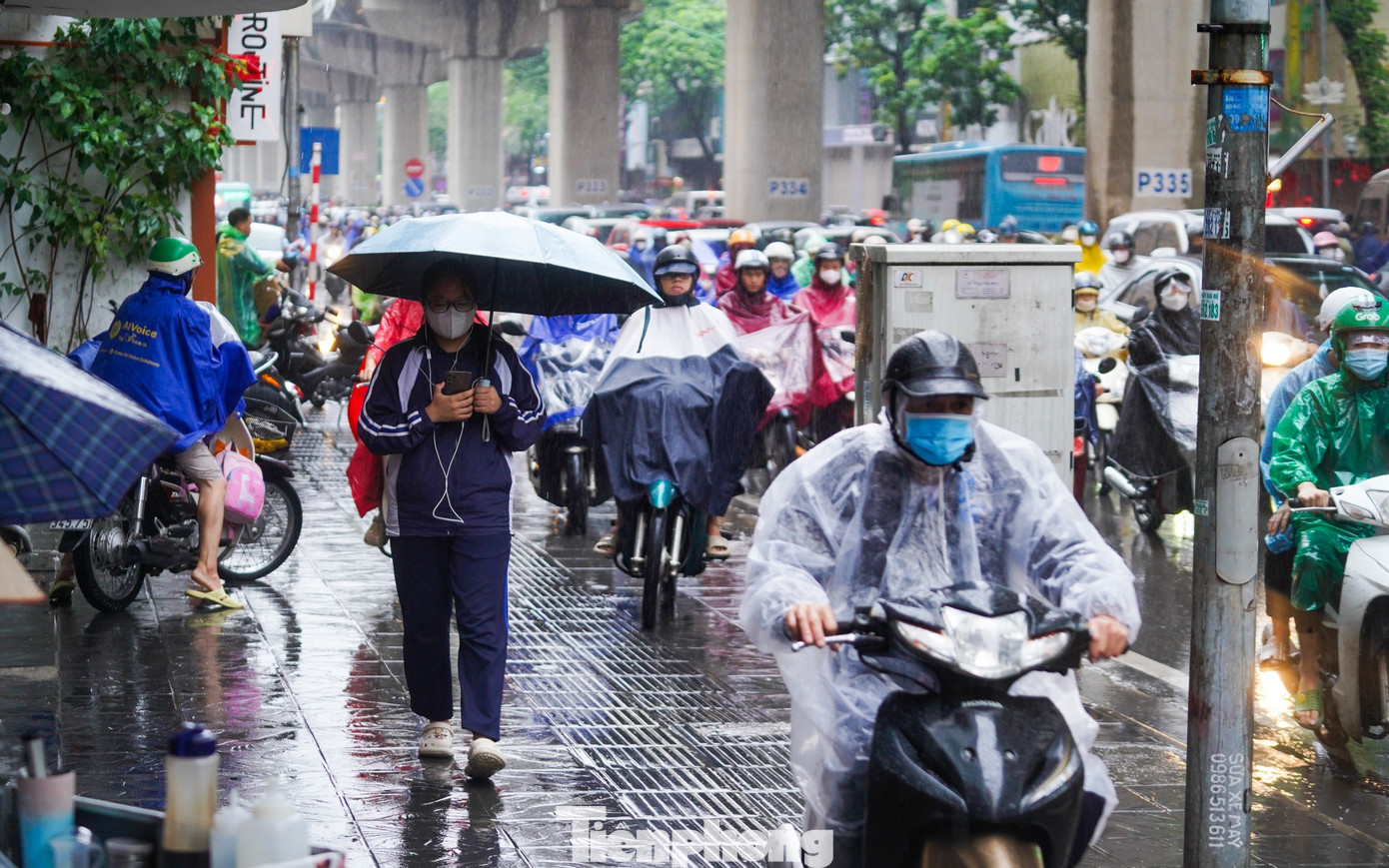 Mưa phùn và sương mù bao phủ, nhiều tuyến phố Hà Nội ùn tắc từ sáng đến trưa - Ảnh 8. Mưa phùn và sương mù bao phủ, nhiều tuyến phố Hà Nội ùn tắc từ sáng đến trưa - Ảnh 8.