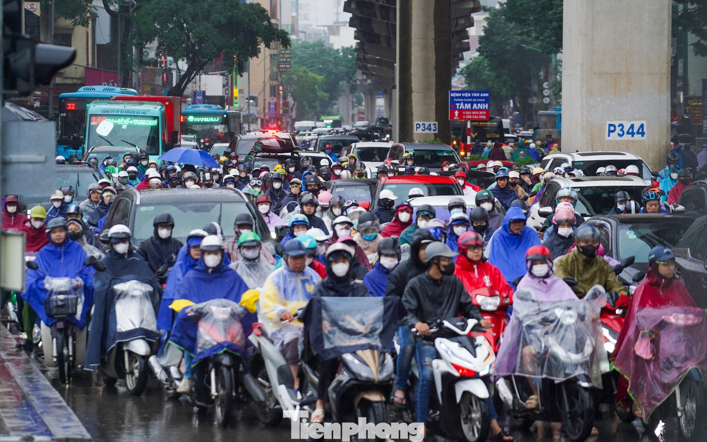 Mưa phùn và sương mù bao phủ, nhiều tuyến phố Hà Nội ùn tắc từ sáng đến trưa - Ảnh 7. Mưa phùn và sương mù bao phủ, nhiều tuyến phố Hà Nội ùn tắc từ sáng đến trưa - Ảnh 7.