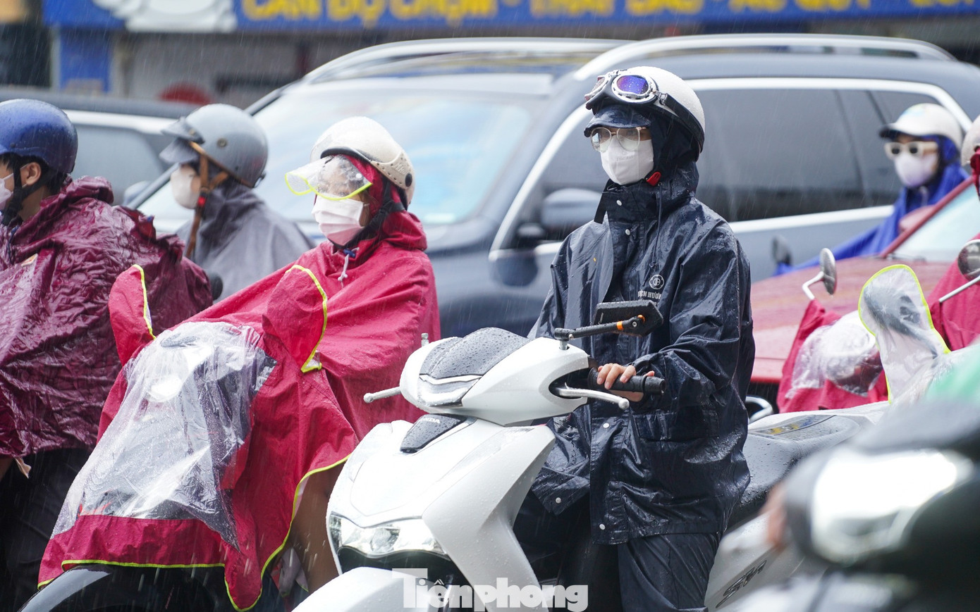 Mưa phùn và sương mù bao phủ, nhiều tuyến phố Hà Nội ùn tắc từ sáng đến trưa - Ảnh 17. Mưa phùn và sương mù bao phủ, nhiều tuyến phố Hà Nội ùn tắc từ sáng đến trưa - Ảnh 17.