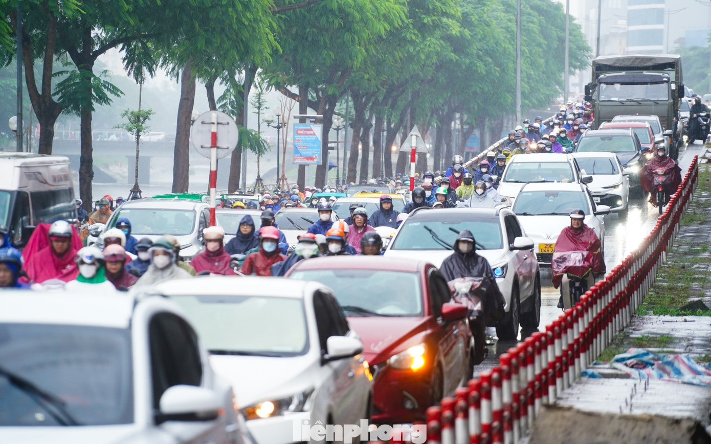 Mưa phùn và sương mù bao phủ, nhiều tuyến phố Hà Nội ùn tắc từ sáng đến trưa - Ảnh 9. Mưa phùn và sương mù bao phủ, nhiều tuyến phố Hà Nội ùn tắc từ sáng đến trưa - Ảnh 9.