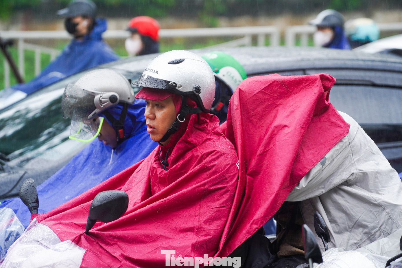 Mưa phùn và sương mù bao phủ, nhiều tuyến phố Hà Nội ùn tắc từ sáng đến trưa - Ảnh 11. Mưa phùn và sương mù bao phủ, nhiều tuyến phố Hà Nội ùn tắc từ sáng đến trưa - Ảnh 11.