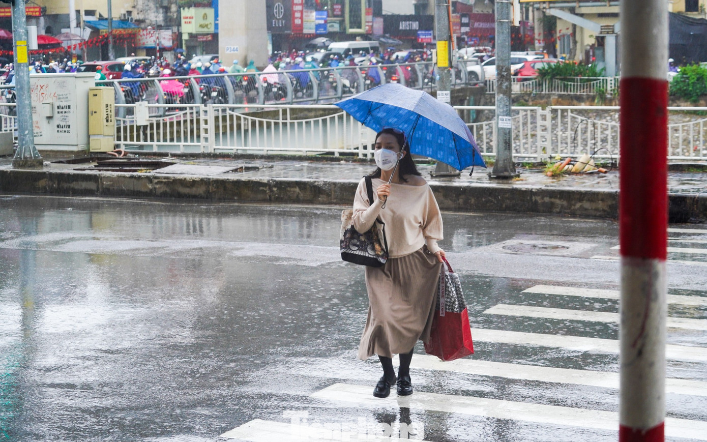 Mưa phùn và sương mù bao phủ, nhiều tuyến phố Hà Nội ùn tắc từ sáng đến trưa - Ảnh 5. Mưa phùn và sương mù bao phủ, nhiều tuyến phố Hà Nội ùn tắc từ sáng đến trưa - Ảnh 5.