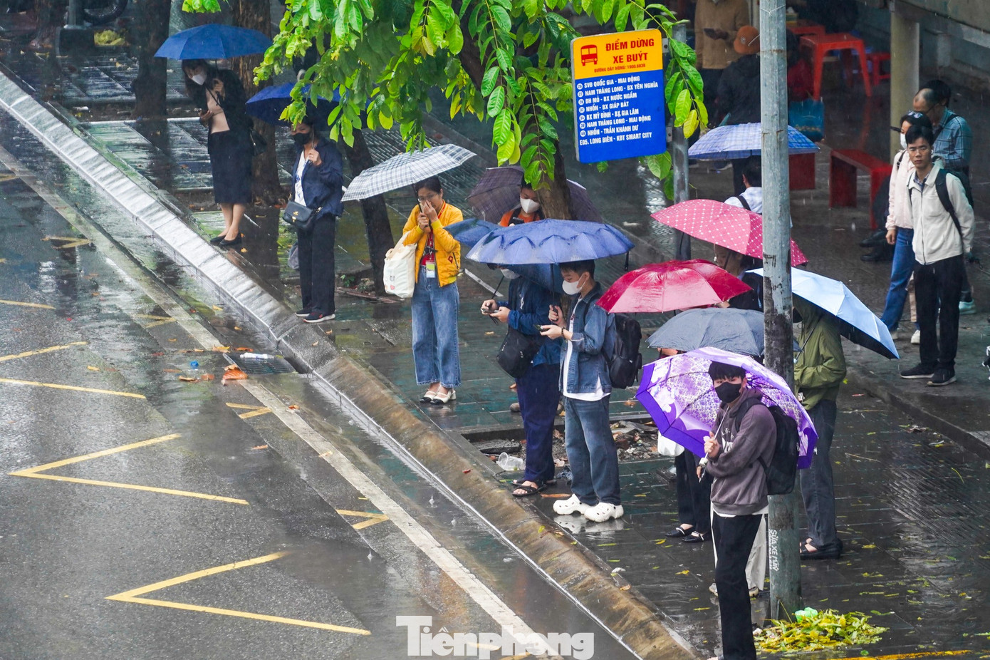Mưa phùn và sương mù bao phủ, nhiều tuyến phố Hà Nội ùn tắc từ sáng đến trưa - Ảnh 10. Mưa phùn và sương mù bao phủ, nhiều tuyến phố Hà Nội ùn tắc từ sáng đến trưa - Ảnh 10.