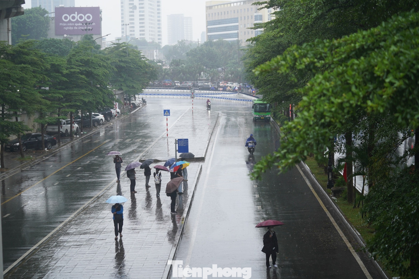Mưa phùn và sương mù bao phủ, nhiều tuyến phố Hà Nội ùn tắc từ sáng đến trưa - Ảnh 4. Mưa phùn và sương mù bao phủ, nhiều tuyến phố Hà Nội ùn tắc từ sáng đến trưa - Ảnh 4.