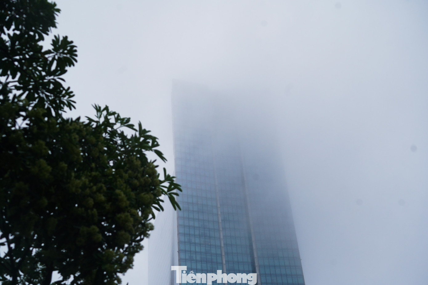 Mưa phùn và sương mù bao phủ, nhiều tuyến phố Hà Nội ùn tắc từ sáng đến trưa - Ảnh 3. Mưa phùn và sương mù bao phủ, nhiều tuyến phố Hà Nội ùn tắc từ sáng đến trưa - Ảnh 3.