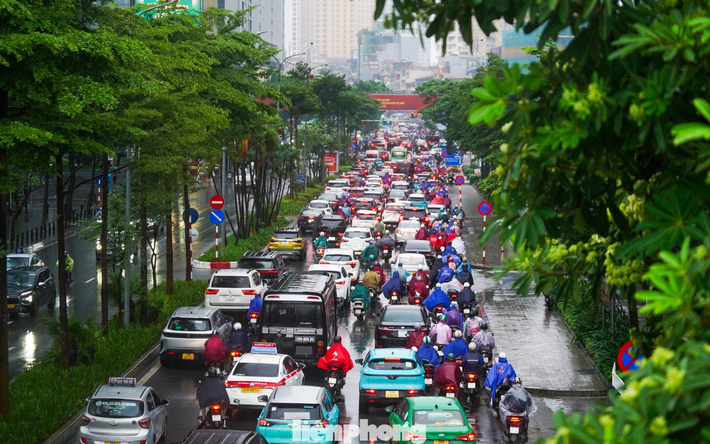 Mưa phùn và sương mù bao phủ, nhiều tuyến phố Hà Nội ùn tắc từ sáng đến trưa - Ảnh 12. Mưa phùn và sương mù bao phủ, nhiều tuyến phố Hà Nội ùn tắc từ sáng đến trưa - Ảnh 12.