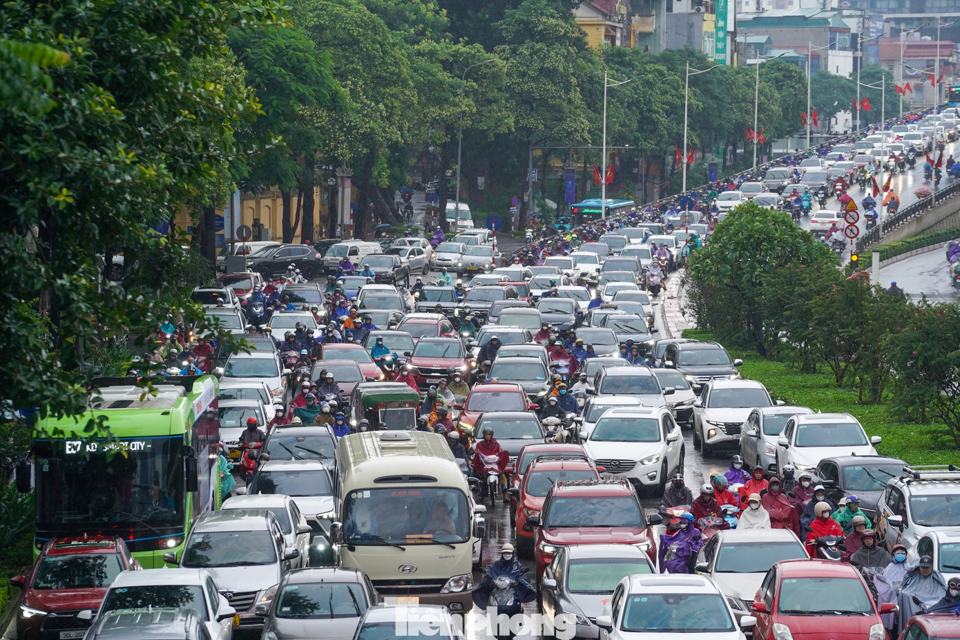Mưa phùn và sương mù bao phủ, nhiều tuyến phố Hà Nội ùn tắc từ sáng đến trưa - Ảnh 13. Mưa phùn và sương mù bao phủ, nhiều tuyến phố Hà Nội ùn tắc từ sáng đến trưa - Ảnh 13.