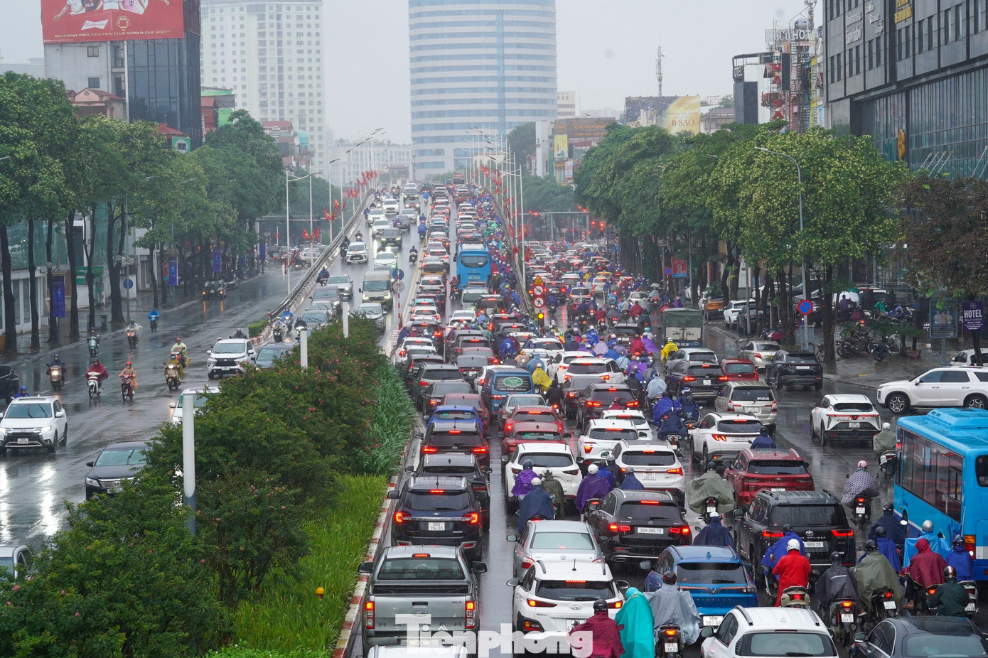 Mưa phùn và sương mù bao phủ, nhiều tuyến phố Hà Nội ùn tắc từ sáng đến trưa - Ảnh 14. Mưa phùn và sương mù bao phủ, nhiều tuyến phố Hà Nội ùn tắc từ sáng đến trưa - Ảnh 14.