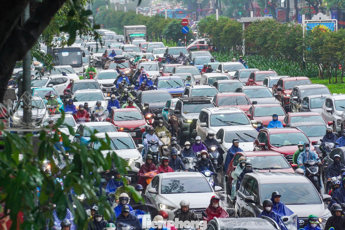 Mưa phùn và sương mù bao phủ, nhiều tuyến phố Hà Nội ùn tắc từ sáng đến trưa - Ảnh 15. Mưa phùn và sương mù bao phủ, nhiều tuyến phố Hà Nội ùn tắc từ sáng đến trưa - Ảnh 15.