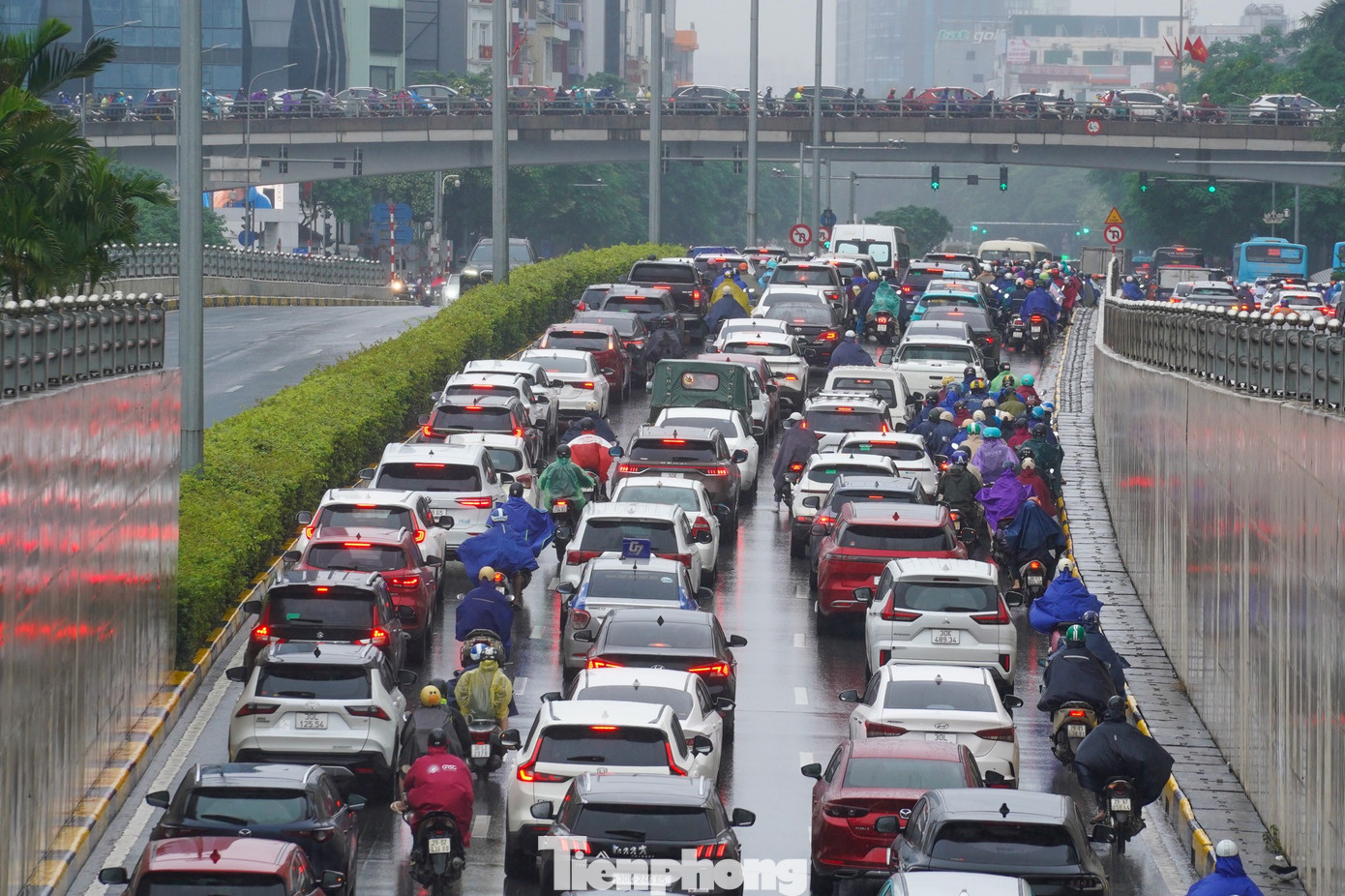 Mưa phùn và sương mù bao phủ, nhiều tuyến phố Hà Nội ùn tắc từ sáng đến trưa - Ảnh 16. Mưa phùn và sương mù bao phủ, nhiều tuyến phố Hà Nội ùn tắc từ sáng đến trưa - Ảnh 16.