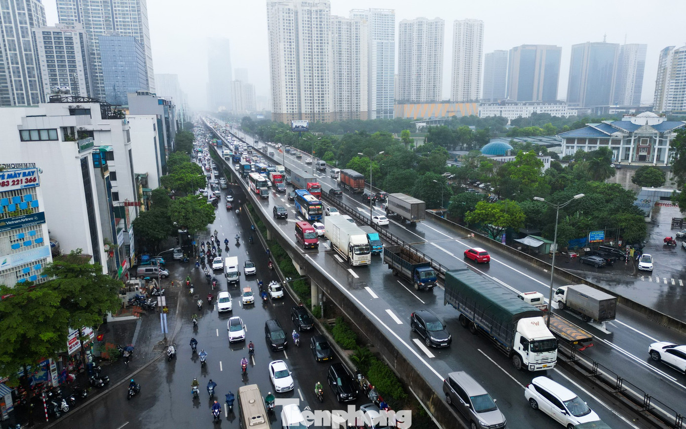 Mưa phùn và sương mù bao phủ, nhiều tuyến phố Hà Nội ùn tắc từ sáng đến trưa - Ảnh 2. Mưa phùn và sương mù bao phủ, nhiều tuyến phố Hà Nội ùn tắc từ sáng đến trưa - Ảnh 2.