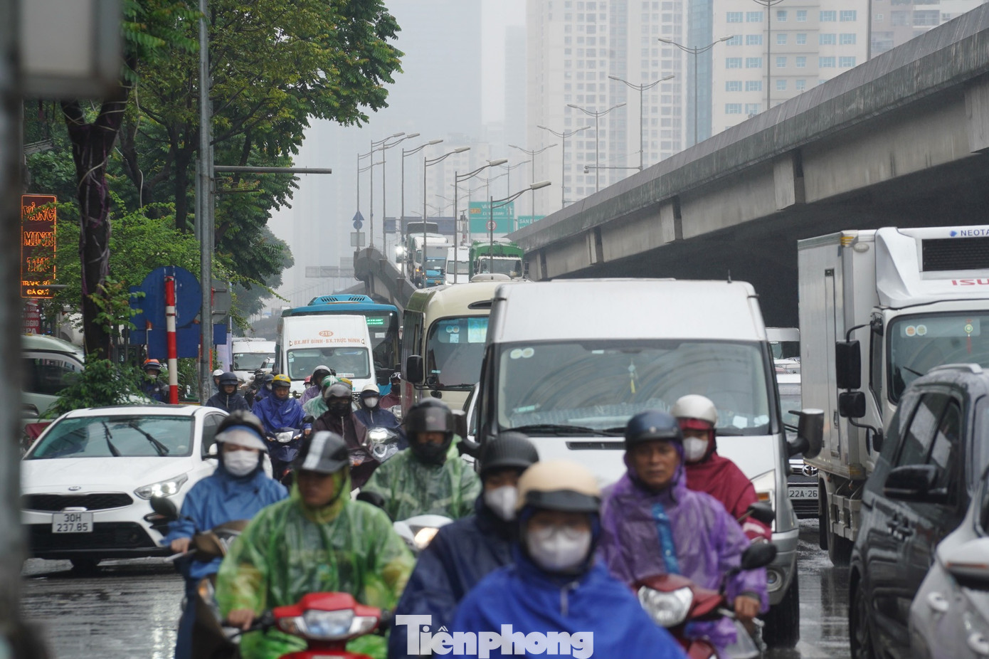 Mưa phùn và sương mù bao phủ, nhiều tuyến phố Hà Nội ùn tắc từ sáng đến trưa - Ảnh 18. Mưa phùn và sương mù bao phủ, nhiều tuyến phố Hà Nội ùn tắc từ sáng đến trưa - Ảnh 18.