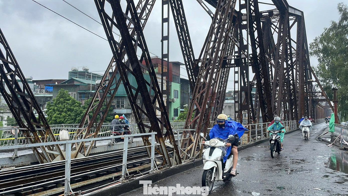 Mưa phùn và sương mù bao phủ, nhiều tuyến phố Hà Nội ùn tắc từ sáng đến trưa - Ảnh 19. Mưa phùn và sương mù bao phủ, nhiều tuyến phố Hà Nội ùn tắc từ sáng đến trưa - Ảnh 19.