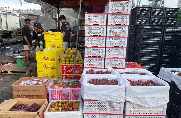 Trái cây nhập ngoại giá rẻ bày bán tràn lan - Ảnh 3. Trái cây nhập ngoại giá rẻ bày bán tràn lan - Ảnh 3.