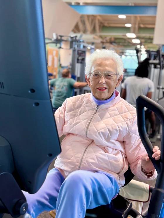 Người phụ nữ 100 tuổi gây sốt vì bài tập thể dục tại phòng gym tiết lộ bí quyết khỏe mạnh, đủ sức đến phòng tập 3 lần/tuần - Ảnh 1.