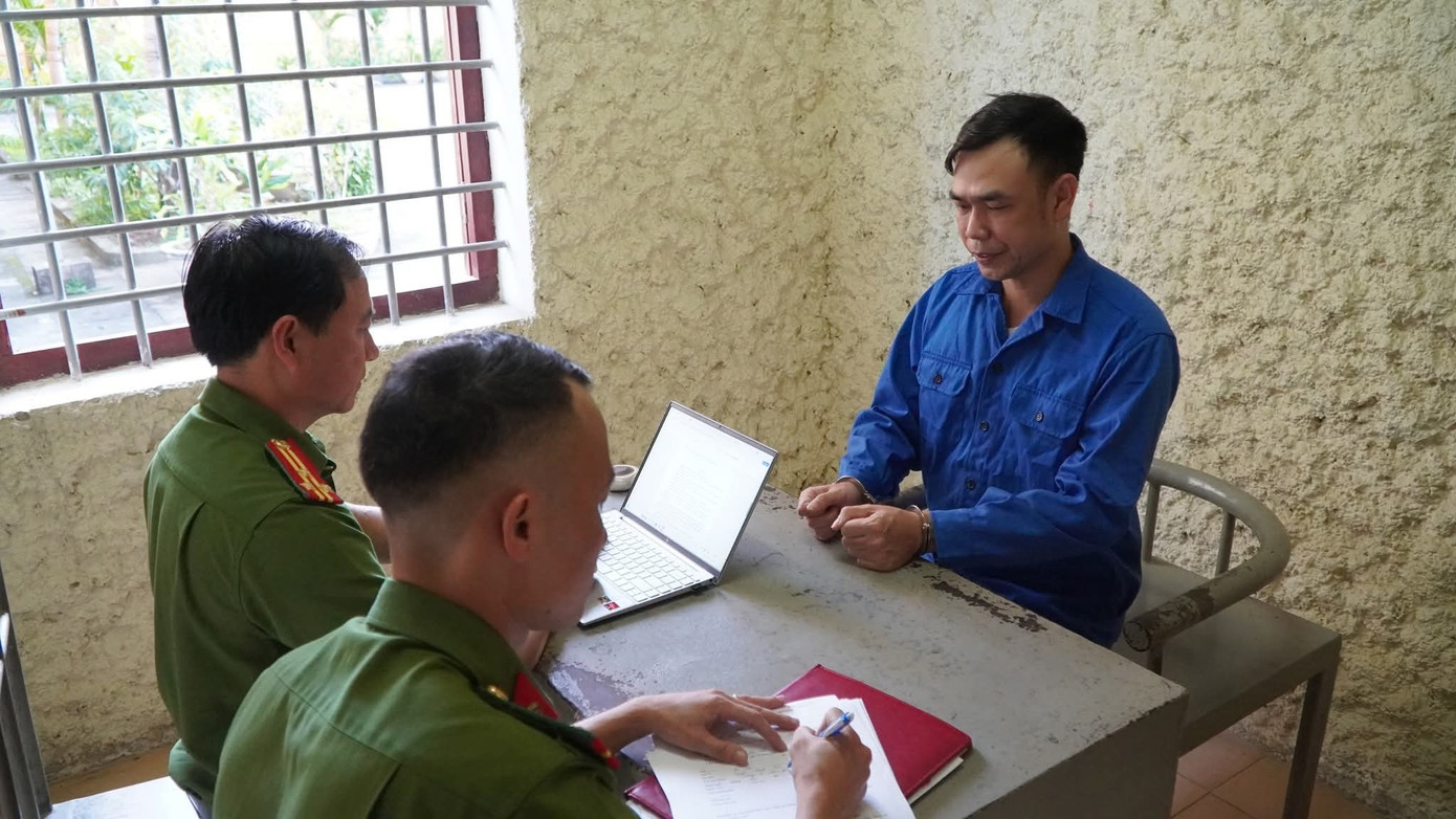'Tô vẽ' hình ảnh thành 'thầy giáo nhân ái' để lừa đảo - Ảnh 1.