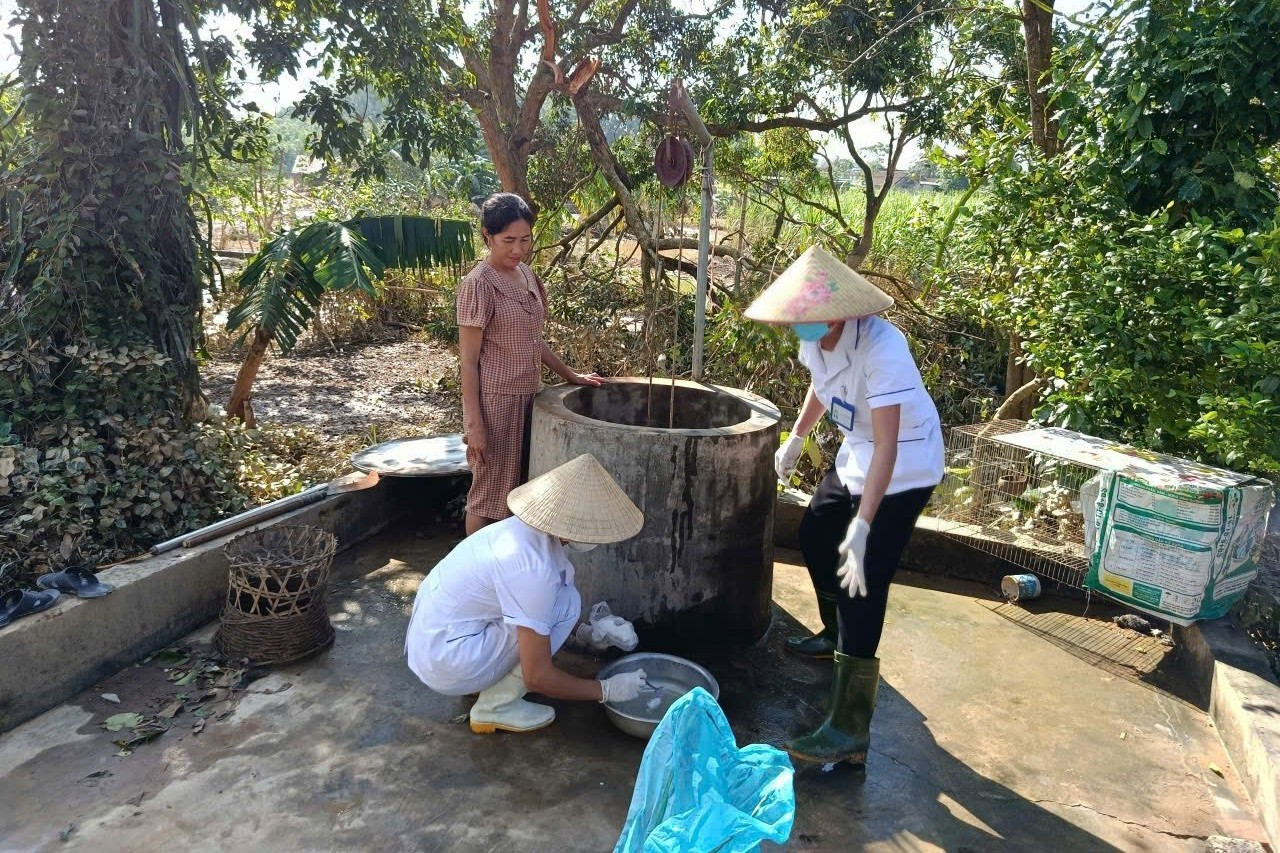 Rưng rưng món quà của cụ bà 72 tuổi gửi vào vùng lũ - Ảnh 2.