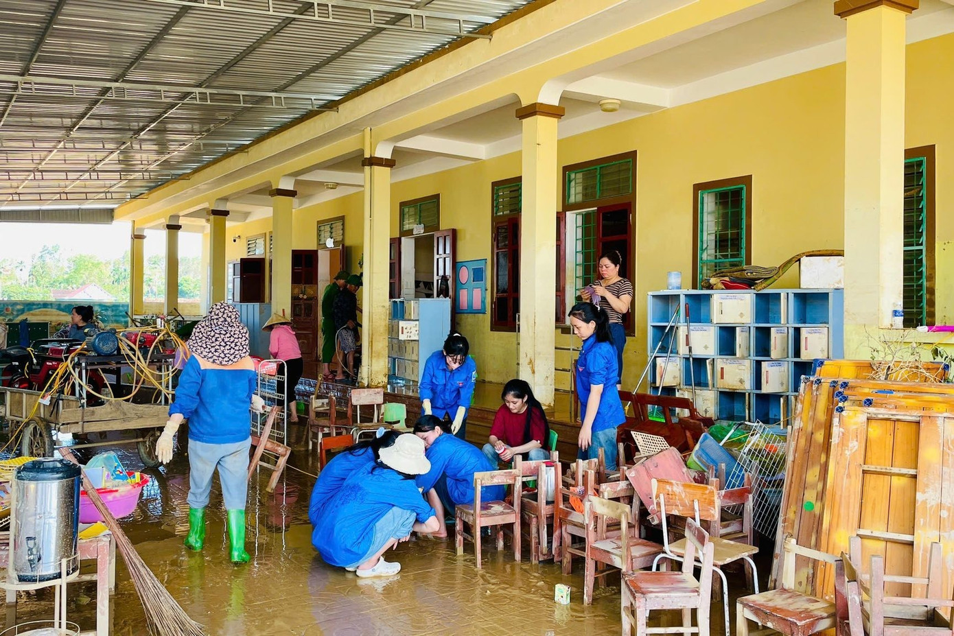 Rưng rưng món quà của cụ bà 72 tuổi gửi vào vùng lũ - Ảnh 3.