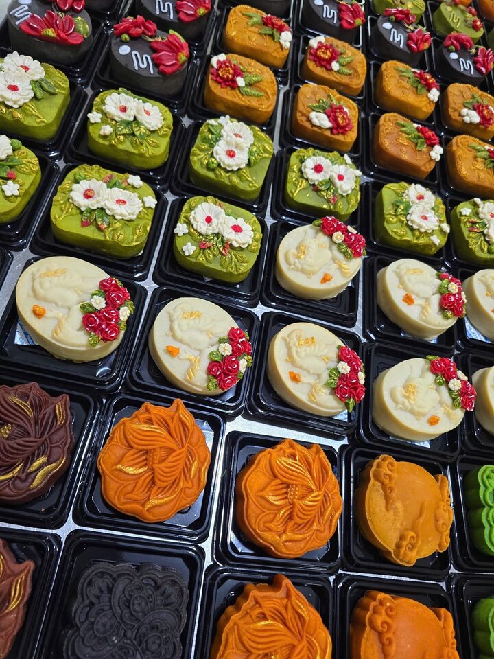 Bánh trung thu dát vàng 24K giá tiền triệu hút khách - Ảnh 5.
