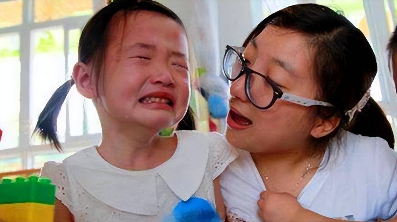 Bé gái 4 tuổi đi học về cứ nói &quot;Cô giáo không thích con&quot;, phụ huynh không tin nhưng soi camera xong, tức tốc đến gặp Hiệu trưởng- Ảnh 2.