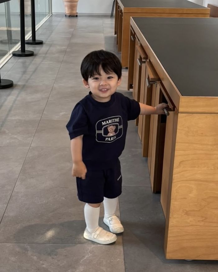 Nếu thấy con có những biểu hiện này, bố mẹ nên cẩn thận vì trẻ đang có dấu hiệu được NUÔNG CHIỀU quá mức- Ảnh 2.