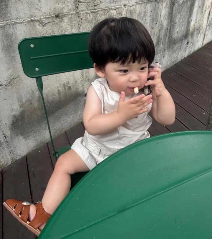 Nếu thấy con có những biểu hiện này, bố mẹ nên cẩn thận vì trẻ đang có dấu hiệu được NUÔNG CHIỀU quá mức- Ảnh 1.