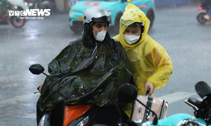 Dự báo thời tiết ngày 4/10: Bão số 11 Matmo mạnh lên nhanh, Hà Nội nắng to - Ảnh 1.