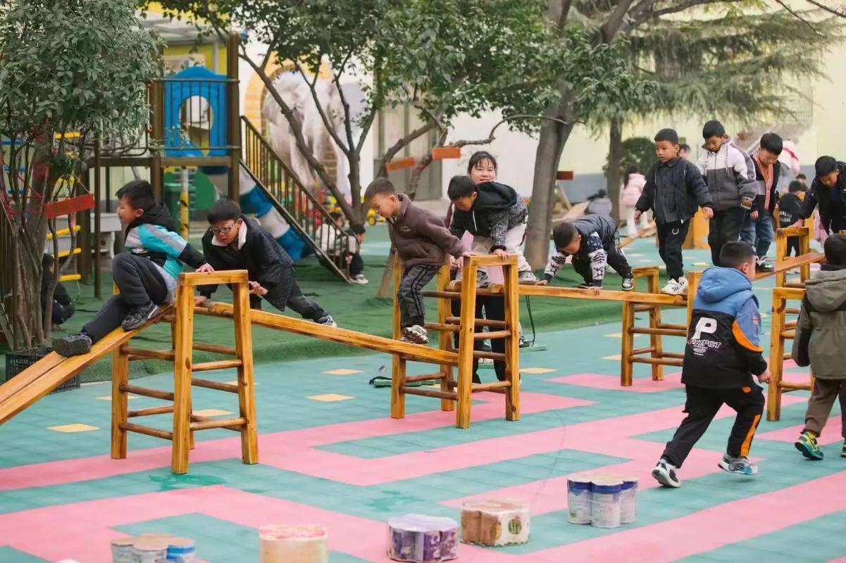Bé gái 4 tuổi đi học về cứ nói &quot;Cô giáo không thích con&quot;, phụ huynh không tin nhưng soi camera xong, tức tốc đến gặp Hiệu trưởng- Ảnh 3.