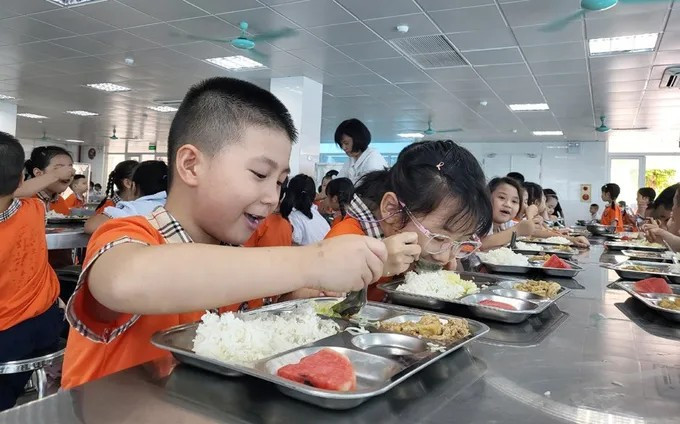 Hà Nội lập đoàn kiểm tra đột xuất bữa ăn bán trú học sinh sau ồn ào rau 'phù phép' - Ảnh 1.