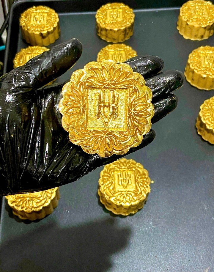 Bánh trung thu dát vàng 24K giá tiền triệu hút khách - Ảnh 3.