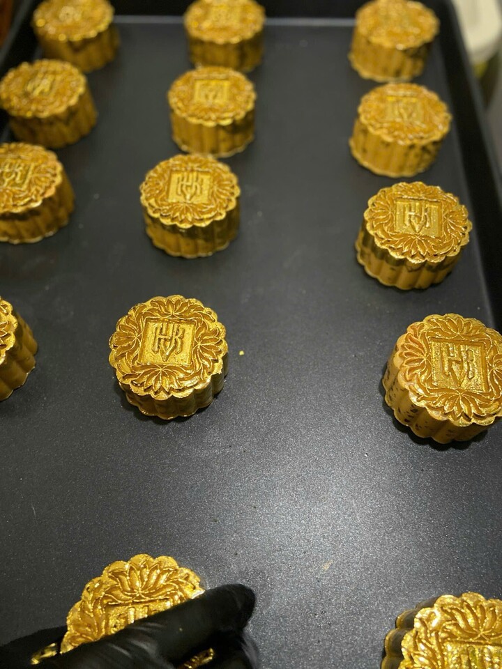 Bánh trung thu dát vàng 24K giá tiền triệu hút khách - Ảnh 2.